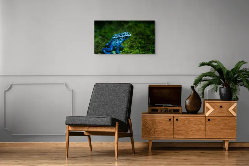 Tablou Canvas, "Broasca albastră în pădurea tropicală", Broască, Albastră, Textură, Pădure, Verde, Vibrantă, Natură, 90 x 50 cm – poza 6