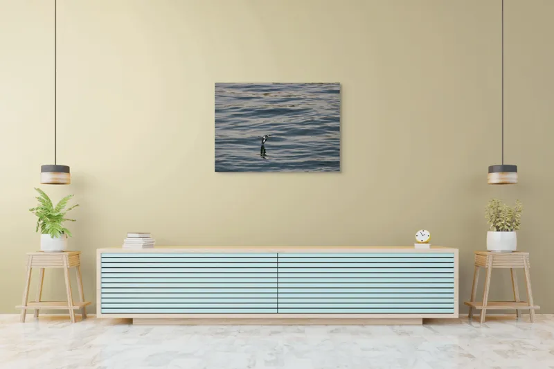 Tablou Canvas, "Pasărea alunecând deasupra apei liniștite", Pasăre, Reflecție, Zbor, Apă, Ondulații, Serenitate, Culoare, Natură, 100 x 70 cm – poza 4