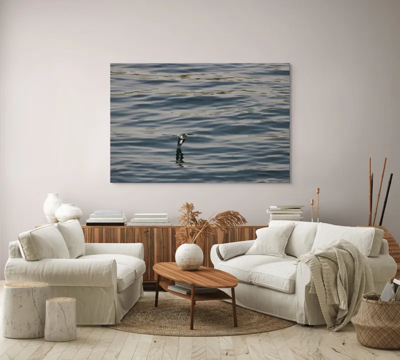 Tablou Canvas, "Pasărea alunecând deasupra apei liniștite", Pasăre, Reflecție, Zbor, Apă, Ondulații, Serenitate, Culoare, Natură, 150 x 100 cm – poza 3
