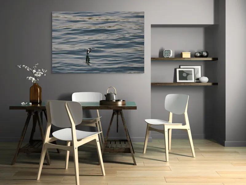 Tablou Canvas, "Pasărea alunecând deasupra apei liniștite", Pasăre, Reflecție, Zbor, Apă, Ondulații, Serenitate, Culoare, Natură, 150 x 100 cm – poza 5