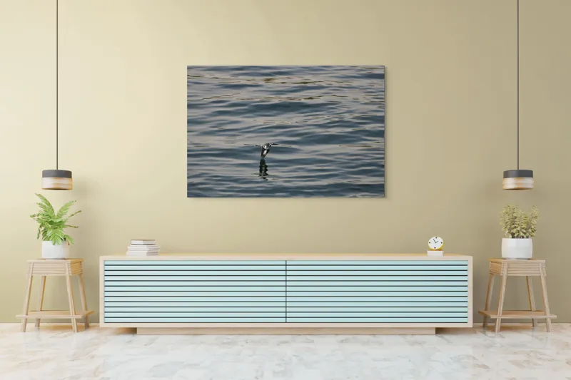 Tablou Canvas, "Pasărea alunecând deasupra apei liniștite", Pasăre, Reflecție, Zbor, Apă, Ondulații, Serenitate, Culoare, Natură, 150 x 100 cm – poza 6
