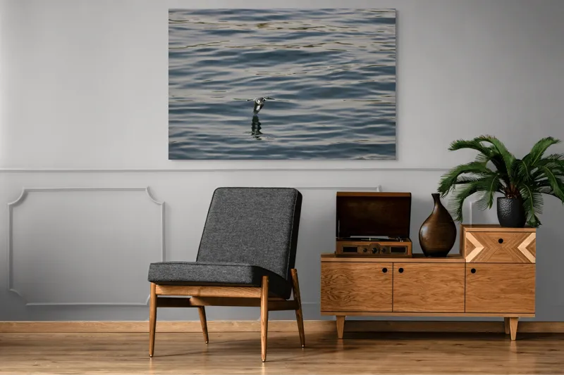 Tablou Canvas, "Pasărea alunecând deasupra apei liniștite", Pasăre, Reflecție, Zbor, Apă, Ondulații, Serenitate, Culoare, Natură, 150 x 100 cm – poza 8