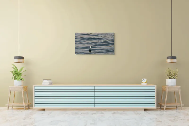 Tablou Canvas, "Pasărea alunecând deasupra apei liniștite", Pasăre, Reflecție, Zbor, Apă, Ondulații, Serenitate, Culoare, Natură, 90 x 50 cm – poza 5