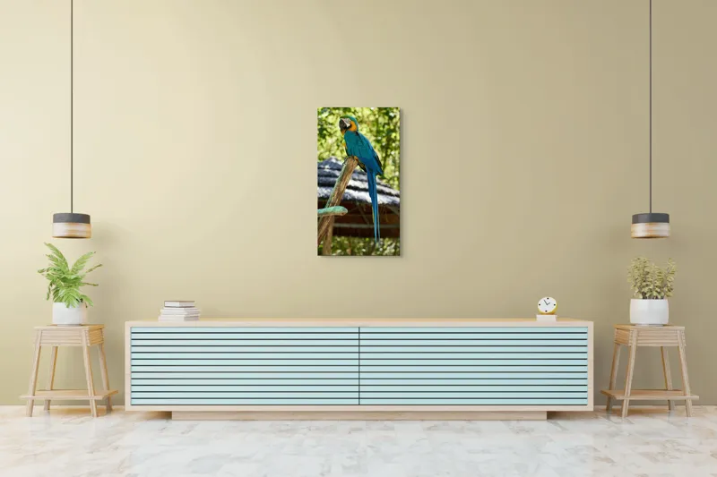 Tablou Canvas, "Papagal albastru în natură tropicală", Papagal, Albastru, Pene, Coada, Cioc, Lemn, Tufisuri, Acoperis, 50 x 90 cm – poza 6