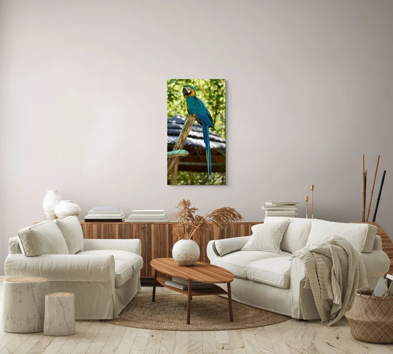 Tablou Canvas, "Papagal albastru în natură tropicală", Papagal, Albastru, Pene, Coada, Cioc, Lemn, Tufisuri, Acoperis, 50 x 90 cm – poza 7