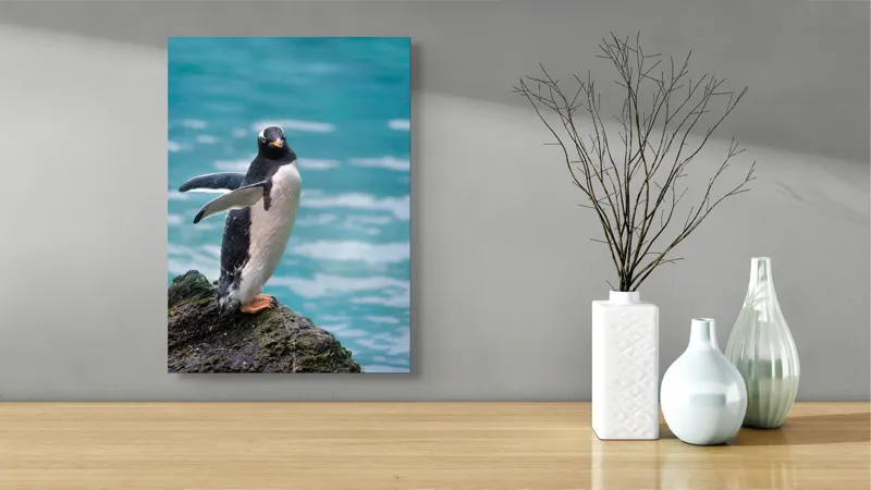 Tablou Canvas, "Pinguinul pe stâncă lângă apă", Pinguin, Ocean, Valuri, Piatra, Nature, Libertate, Frumusețe, Apă, Serenitate, Eleganță, 39 x 54 cm – poza 4