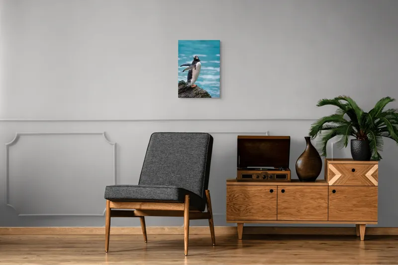 Tablou Canvas, "Pinguinul pe stâncă lângă apă", Pinguin, Ocean, Valuri, Piatra, Nature, Libertate, Frumusețe, Apă, Serenitate, Eleganță, 39 x 54 cm – poza 8