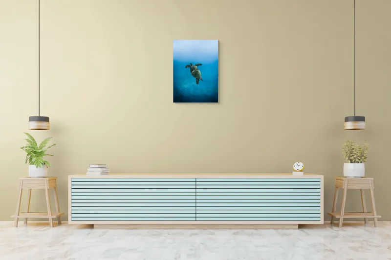 Tablou Canvas, "Turtle dansând în adâncuri albastre", Testoasă, Ocean, Albastru, Liniște, Majestuos, Natură, Subacvatic, Libertate, Grație, Splendoare, 50 x 70 cm – poza 6