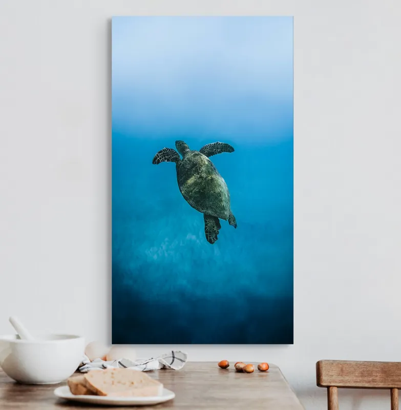 Tablou Canvas, "Turtle dansând în adâncuri albastre", Testoasă, Ocean, Albastru, Liniște, Majestuos, Natură, Subacvatic, Libertate, Grație, Splendoare, 50 x 90 cm – poza 3