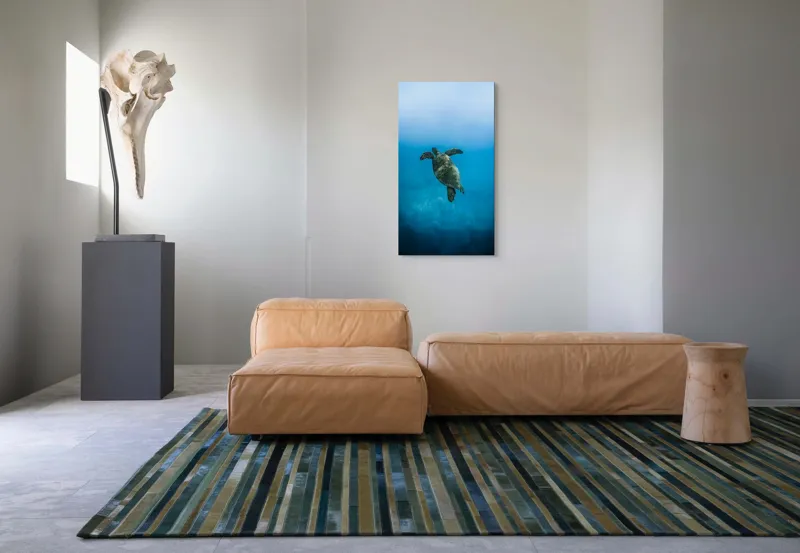 Tablou Canvas, "Turtle dansând în adâncuri albastre", Testoasă, Ocean, Albastru, Liniște, Majestuos, Natură, Subacvatic, Libertate, Grație, Splendoare, 50 x 90 cm – poza 5