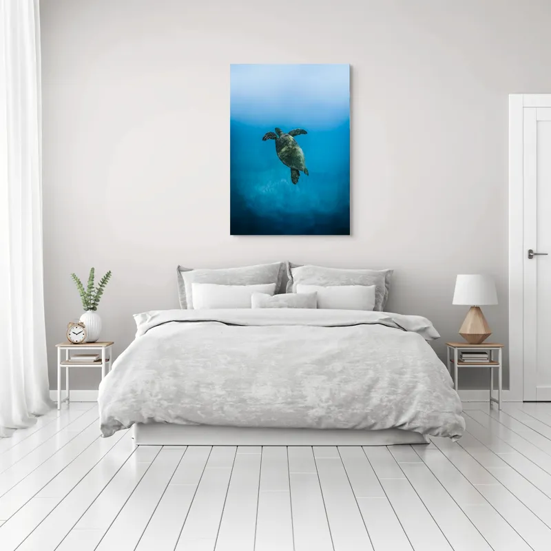 Tablou Canvas, "Turtle dansând în adâncuri albastre", Testoasă, Ocean, Albastru, Liniște, Majestuos, Natură, Subacvatic, Libertate, Grație, Splendoare, 70 x 100 cm – poza 3