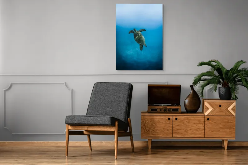 Tablou Canvas, "Turtle dansând în adâncuri albastre", Testoasă, Ocean, Albastru, Liniște, Majestuos, Natură, Subacvatic, Libertate, Grație, Splendoare, 70 x 100 cm – poza 6