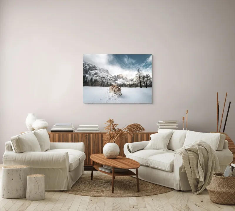 Tablou Canvas, "Husky explorând peisajul montan de iarnă", Munți, Zăpadă, Husky, Norii, Iarnă, Peisaj, Arbori, Cer, Aventură, Frig., 100 x 70 cm – poza 3