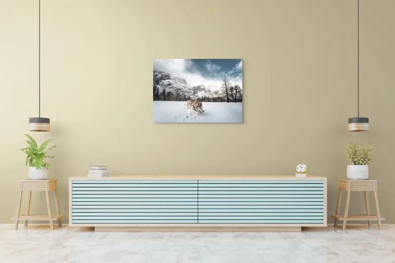 Tablou Canvas, "Husky explorând peisajul montan de iarnă", Munți, Zăpadă, Husky, Norii, Iarnă, Peisaj, Arbori, Cer, Aventură, Frig., 100 x 70 cm – poza 4