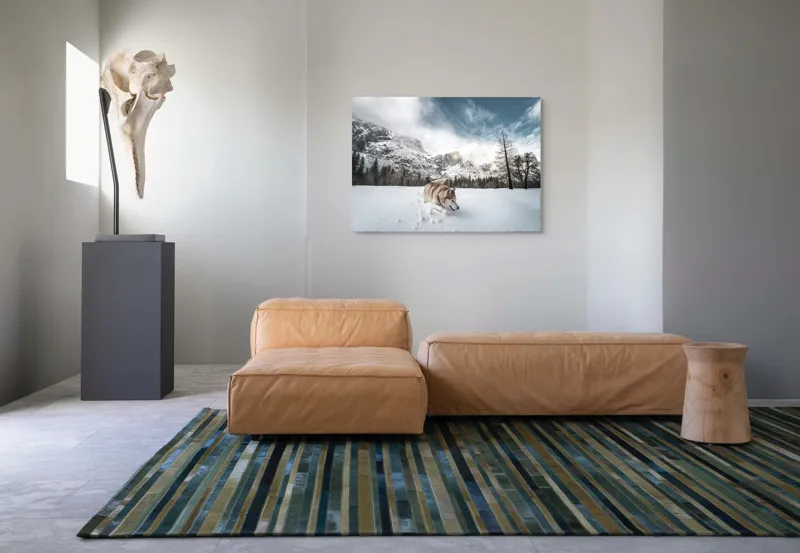 Tablou Canvas, "Husky explorând peisajul montan de iarnă", Munți, Zăpadă, Husky, Norii, Iarnă, Peisaj, Arbori, Cer, Aventură, Frig., 100 x 70 cm – poza 7
