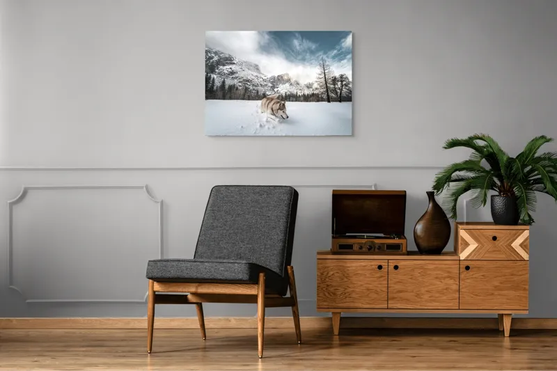 Tablou Canvas, "Husky explorând peisajul montan de iarnă", Munți, Zăpadă, Husky, Norii, Iarnă, Peisaj, Arbori, Cer, Aventură, Frig., 100 x 70 cm – poza 8