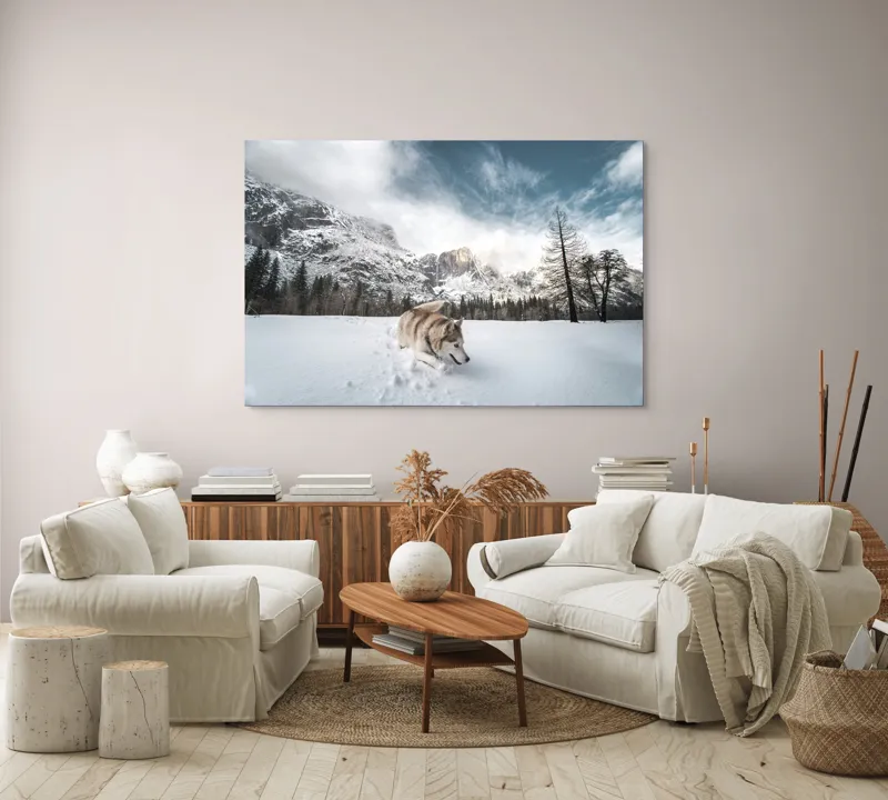 Tablou Canvas, "Husky explorând peisajul montan de iarnă", Munți, Zăpadă, Husky, Norii, Iarnă, Peisaj, Arbori, Cer, Aventură, Frig., 150 x 100 cm – poza 3