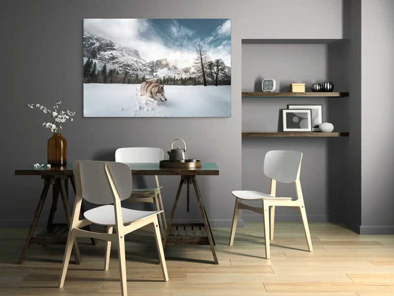 Tablou Canvas, "Husky explorând peisajul montan de iarnă", Munți, Zăpadă, Husky, Norii, Iarnă, Peisaj, Arbori, Cer, Aventură, Frig., 150 x 100 cm – poza 5