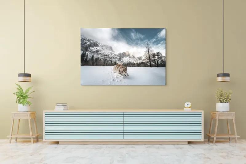 Tablou Canvas, "Husky explorând peisajul montan de iarnă", Munți, Zăpadă, Husky, Norii, Iarnă, Peisaj, Arbori, Cer, Aventură, Frig., 150 x 100 cm – poza 6