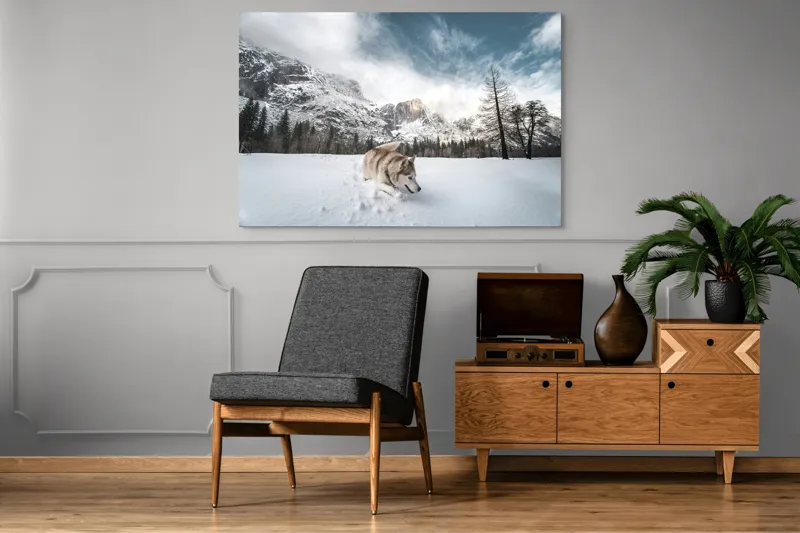 Tablou Canvas, "Husky explorând peisajul montan de iarnă", Munți, Zăpadă, Husky, Norii, Iarnă, Peisaj, Arbori, Cer, Aventură, Frig., 150 x 100 cm – poza 8