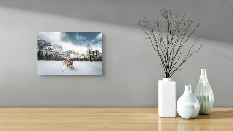 Tablou Canvas, "Husky explorând peisajul montan de iarnă", Munți, Zăpadă, Husky, Norii, Iarnă, Peisaj, Arbori, Cer, Aventură, Frig., 39 x 26 cm – poza 8