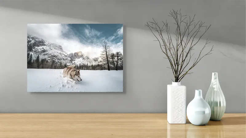 Tablou Canvas, "Husky explorând peisajul montan de iarnă", Munți, Zăpadă, Husky, Norii, Iarnă, Peisaj, Arbori, Cer, Aventură, Frig., 54 x 39 cm – poza 3