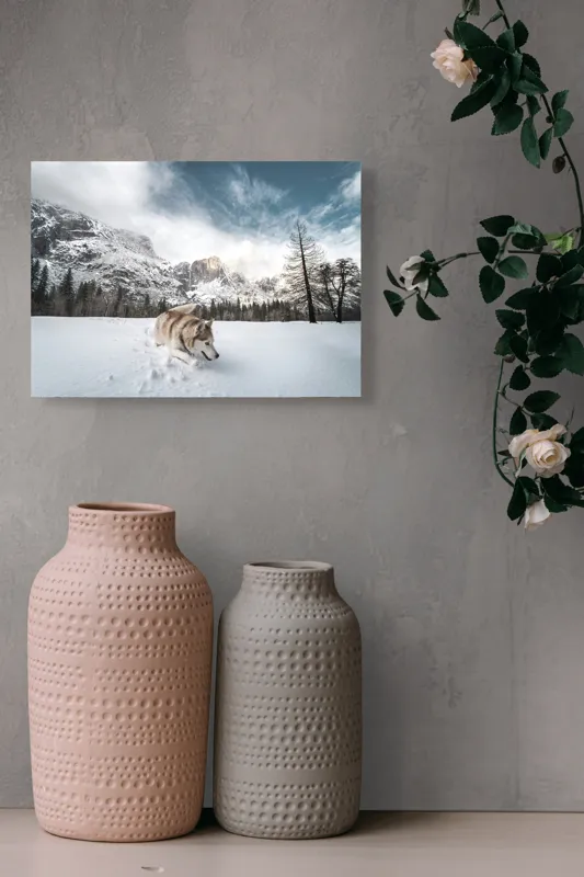Tablou Canvas, "Husky explorând peisajul montan de iarnă", Munți, Zăpadă, Husky, Norii, Iarnă, Peisaj, Arbori, Cer, Aventură, Frig., 54 x 39 cm – poza 8