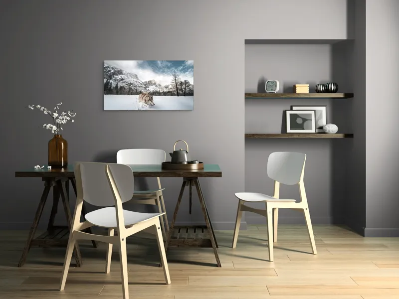 Tablou Canvas, "Husky explorând peisajul montan de iarnă", Munți, Zăpadă, Husky, Norii, Iarnă, Peisaj, Arbori, Cer, Aventură, Frig., 90 x 50 cm – poza 3