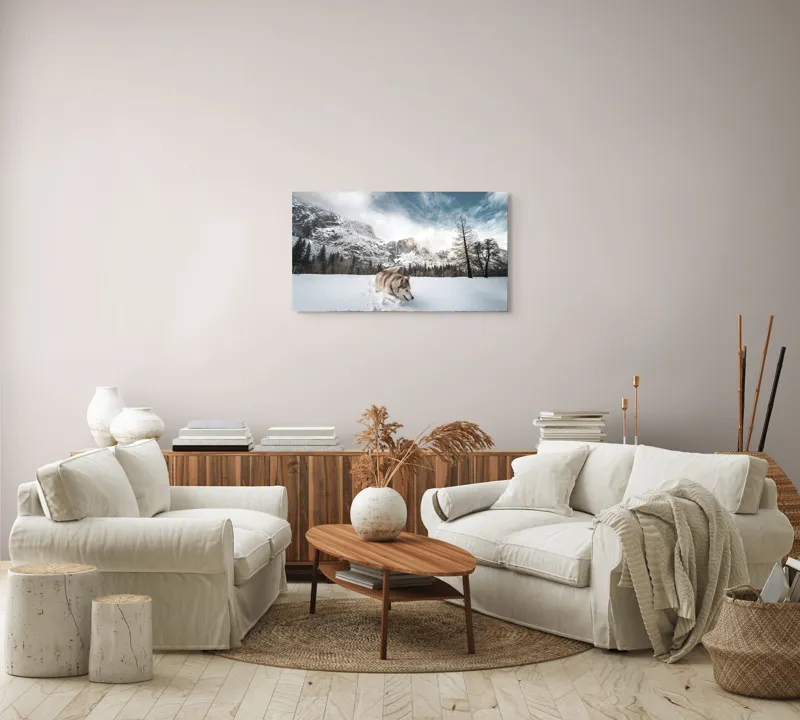 Tablou Canvas, "Husky explorând peisajul montan de iarnă", Munți, Zăpadă, Husky, Norii, Iarnă, Peisaj, Arbori, Cer, Aventură, Frig., 90 x 50 cm – poza 4