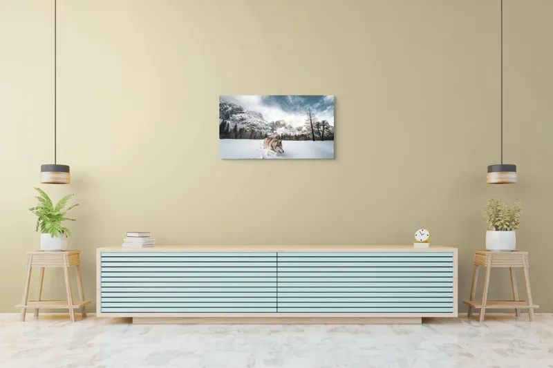 Tablou Canvas, "Husky explorând peisajul montan de iarnă", Munți, Zăpadă, Husky, Norii, Iarnă, Peisaj, Arbori, Cer, Aventură, Frig., 90 x 50 cm – poza 5