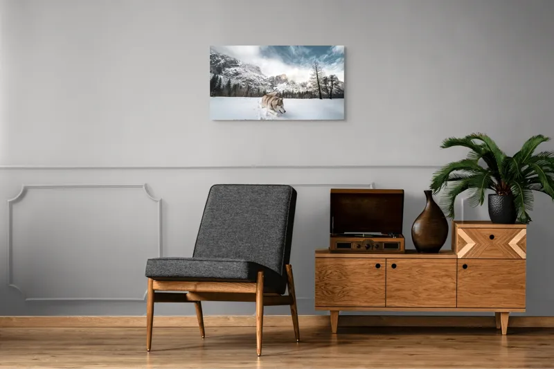 Tablou Canvas, "Husky explorând peisajul montan de iarnă", Munți, Zăpadă, Husky, Norii, Iarnă, Peisaj, Arbori, Cer, Aventură, Frig., 90 x 50 cm – poza 6