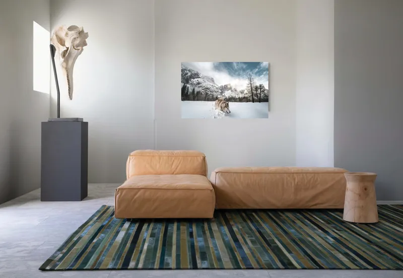Tablou Canvas, "Husky explorând peisajul montan de iarnă", Munți, Zăpadă, Husky, Norii, Iarnă, Peisaj, Arbori, Cer, Aventură, Frig., 90 x 50 cm – poza 8