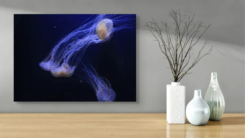 Tablou Canvas, "Dansul grațios al meduzelor fosforescente", Mister, Eleganță, Grație, Lumină, Fluiditate, Dans, Ocean, Delicat, Fascinație, Plutire, 70 x 50 cm – poza 3