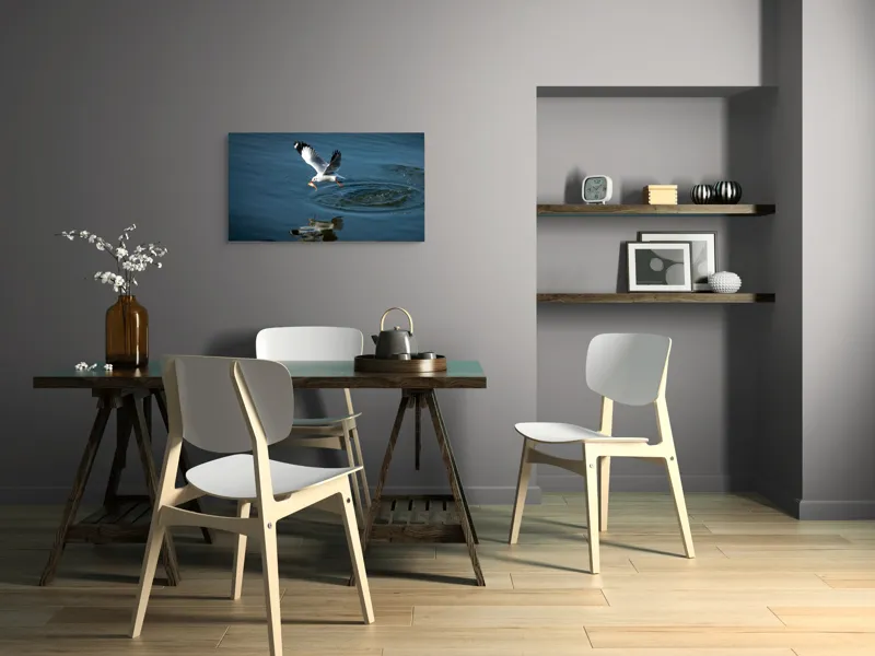 Tablou Canvas, "Pescărușul și prada din zbor", Pescăruș, Apă, Reflecție, Zbor, Captură, Viteză, Natură, Libertate, 90 x 50 cm – poza 3