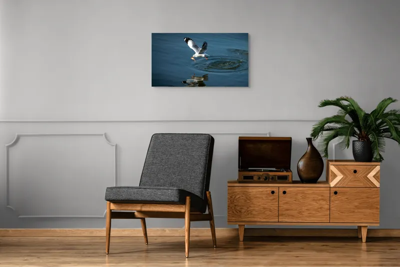 Tablou Canvas, "Pescărușul și prada din zbor", Pescăruș, Apă, Reflecție, Zbor, Captură, Viteză, Natură, Libertate, 90 x 50 cm – poza 6