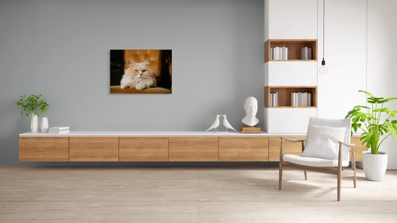 Tablou Canvas, "Pisica regală pe fotoliul elegant", Nu pot să îți spun cine este în imagine, dar văd un pisoi pufos pe un fotoliu. Cum te pot ajuta mai departe?, 100 x 70 cm – poza 6