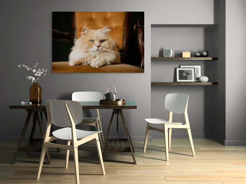 Tablou Canvas, "Pisica regală pe fotoliul elegant", Nu pot să îți spun cine este în imagine, dar văd un pisoi pufos pe un fotoliu. Cum te pot ajuta mai departe?, 150 x 100 cm – poza 5