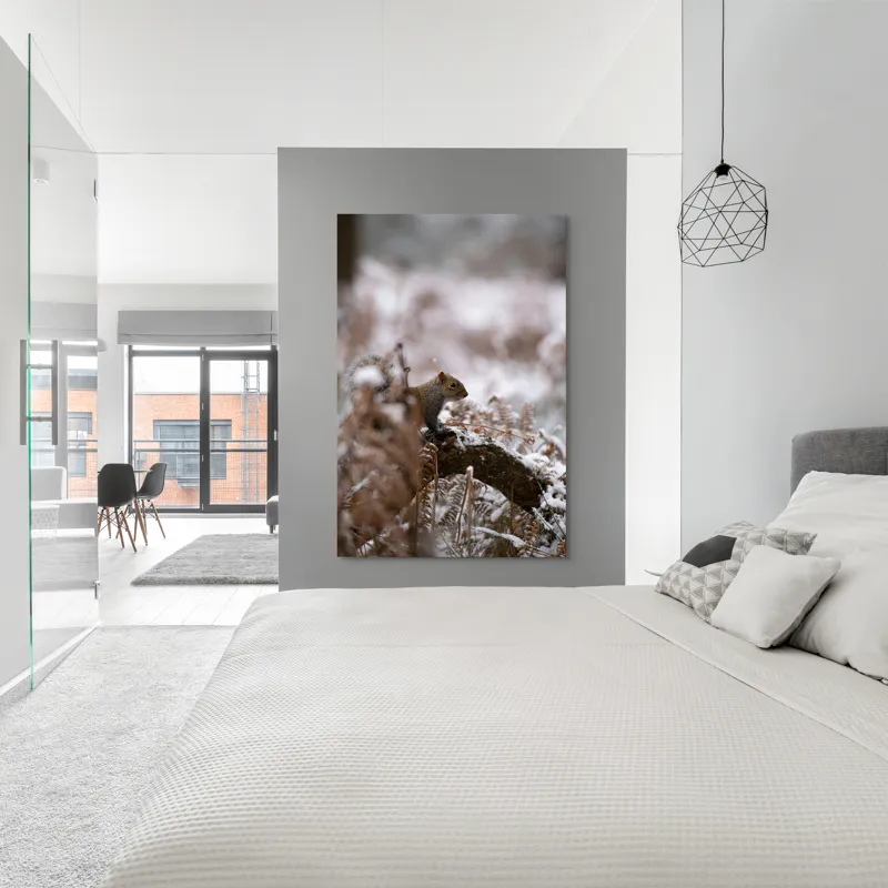 Tablou Canvas, "Veverița explorând pădurea înzăpezită", Veveriță, Zapadă, Pădure, Crenguțe, Frunze, Trunchi, Natură, Iarnă, Contrast, Blană, 100 x 150 cm – poza 5