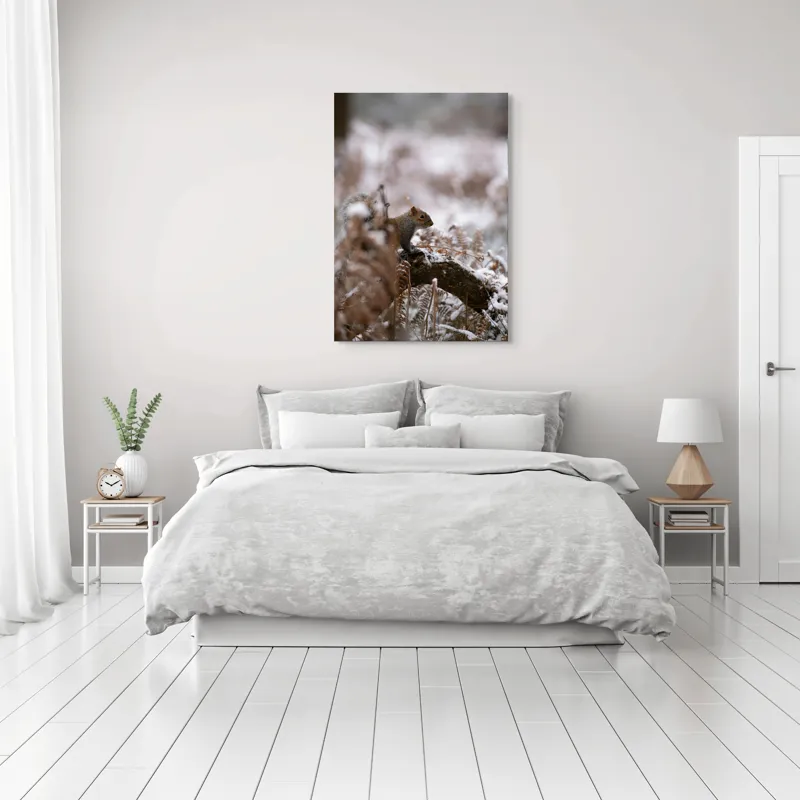 Tablou Canvas, "Veverița explorând pădurea înzăpezită", Veveriță, Zapadă, Pădure, Crenguțe, Frunze, Trunchi, Natură, Iarnă, Contrast, Blană, 70 x 100 cm – poza 3