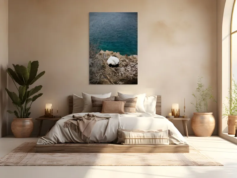 Tablou Canvas, "Pisică dormind pe stâncile mării.", Pisică, Stâncă, Mare, Albastru, Odihnă, Natură, Tranquilitate, 100 x 150 cm – poza 3