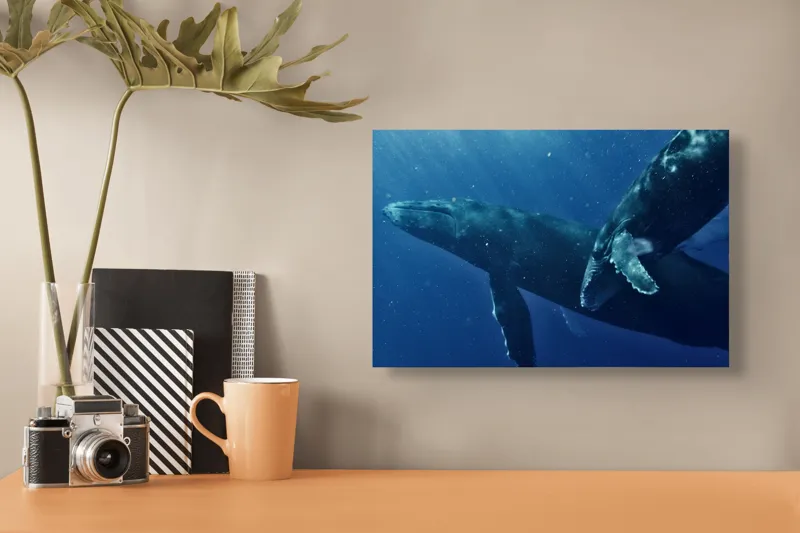Tablou Canvas, "Dansul grațios al balenelor albastre", Giganți, Ocean, Albastru, Grație, Imersiune, Lumină, Profunzime, Creaturi, Mister, Frumusețe, 39 x 26 cm – poza 3