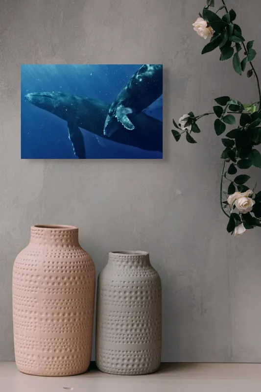 Tablou Canvas, "Dansul grațios al balenelor albastre", Giganți, Ocean, Albastru, Grație, Imersiune, Lumină, Profunzime, Creaturi, Mister, Frumusețe, 39 x 26 cm – poza 4