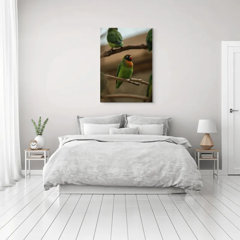 Tablou Canvas, "Papagal singuratic pe creangă dreaptă", Verde, Pene, Pasăre, Ramură, Colivie, Colorat, Privire, Curiozitate, Natură, Grijă, 70 x 100 cm – poza 3
