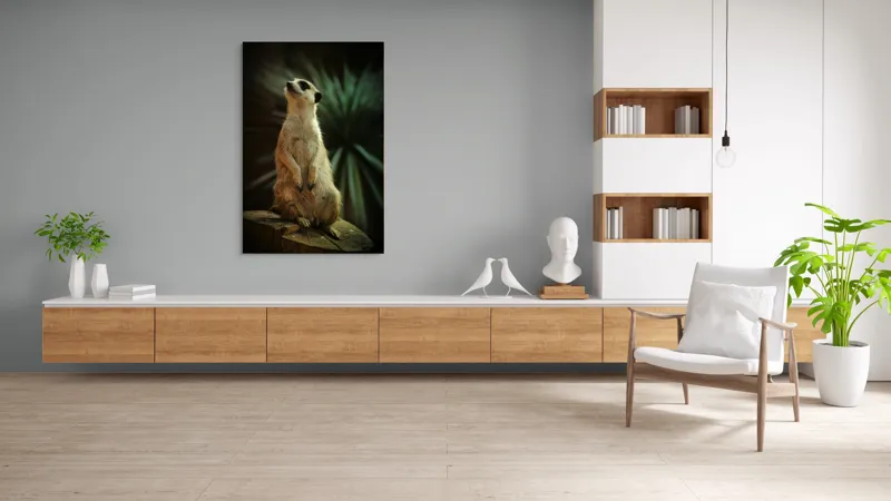 Tablou Canvas, "Suricata veghează cerul înstelat", Meerkat, Veghe, Curiozitate, Suprafață, Spațiu, Verdeață, Textură, Calm, Observare, Tandrețe, 100 x 150 cm – poza 8