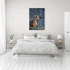 Tablou Canvas, "Capra neagră contemplând orizontul montan", 70 x 100 cm – poza 3