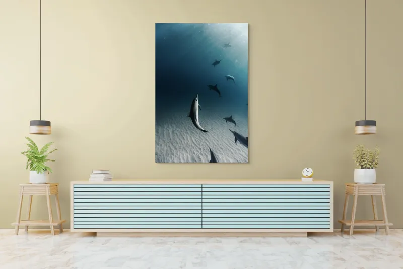 Tablou Canvas, "Dansul grațios al delfinilor sub apă", Delfini, Ocean, Lumina, Nisip, Albastru, Curent, Armonie, Explorare, 100 x 150 cm – poza 4