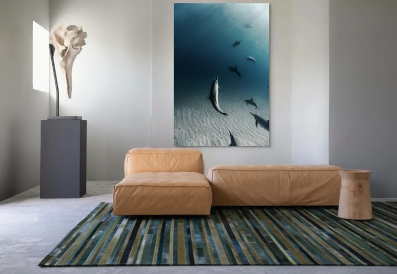 Tablou Canvas, "Dansul grațios al delfinilor sub apă", Delfini, Ocean, Lumina, Nisip, Albastru, Curent, Armonie, Explorare, 100 x 150 cm – poza 7