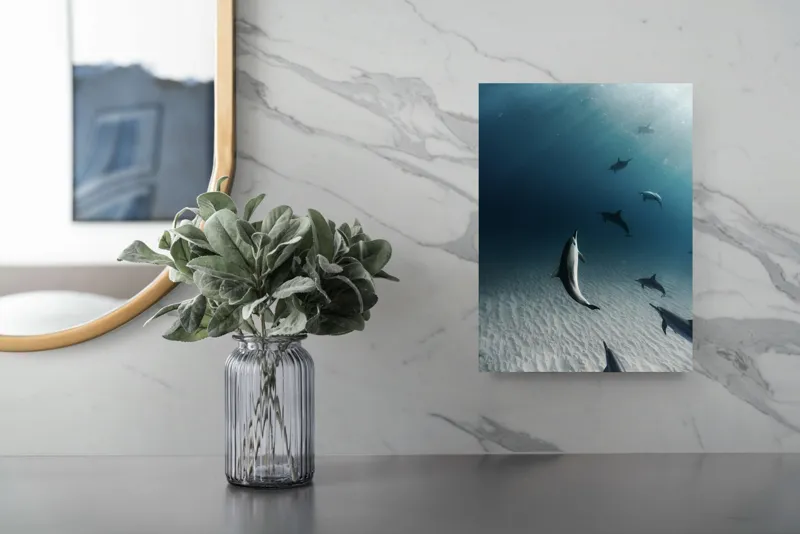 Tablou Canvas, "Dansul grațios al delfinilor sub apă", Delfini, Ocean, Lumina, Nisip, Albastru, Curent, Armonie, Explorare, 26 x 39 cm – poza 4
