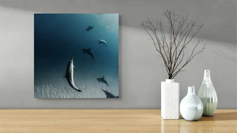 Tablou Canvas, "Dansul grațios al delfinilor sub apă", Delfini, Ocean, Lumina, Nisip, Albastru, Curent, Armonie, Explorare, 50 x 50 cm – poza 3