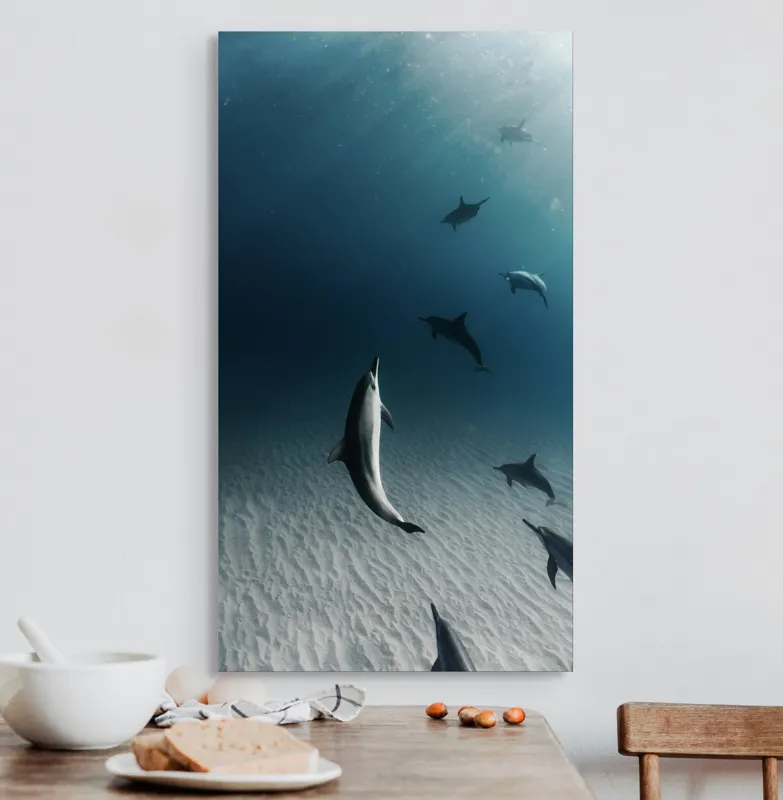 Tablou Canvas, "Dansul grațios al delfinilor sub apă", Delfini, Ocean, Lumina, Nisip, Albastru, Curent, Armonie, Explorare, 50 x 90 cm – poza 3